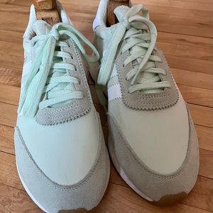 Women’s adidas CQ2530 sneakers size 9